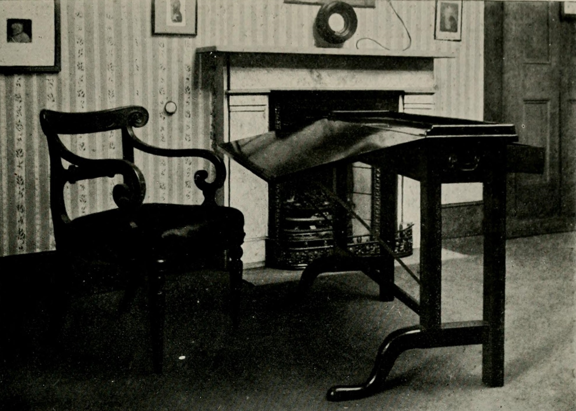 https://upload.wikimedia.org/wikipedia/commons/a/a2/Carlyle%27s_Writing-desk_and_Chair.jpg