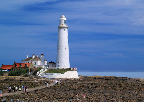 File:Causeway to St Mary's lighthouse Whitley Bay. - geograph.org.uk - 496896.jpg