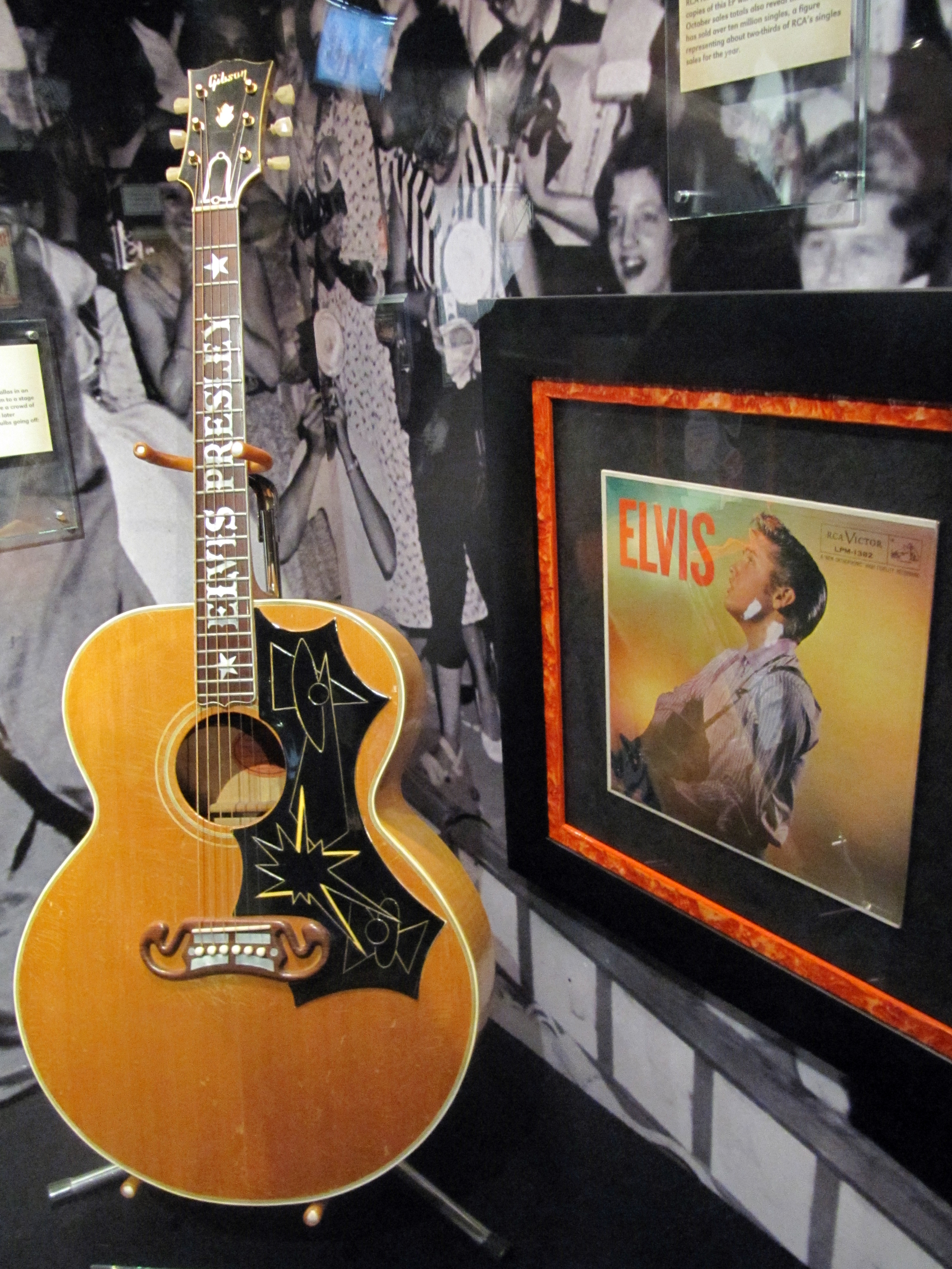 File:Elvis Presley's Gibson J200, Graceland.jpg - Wikimedia Commons