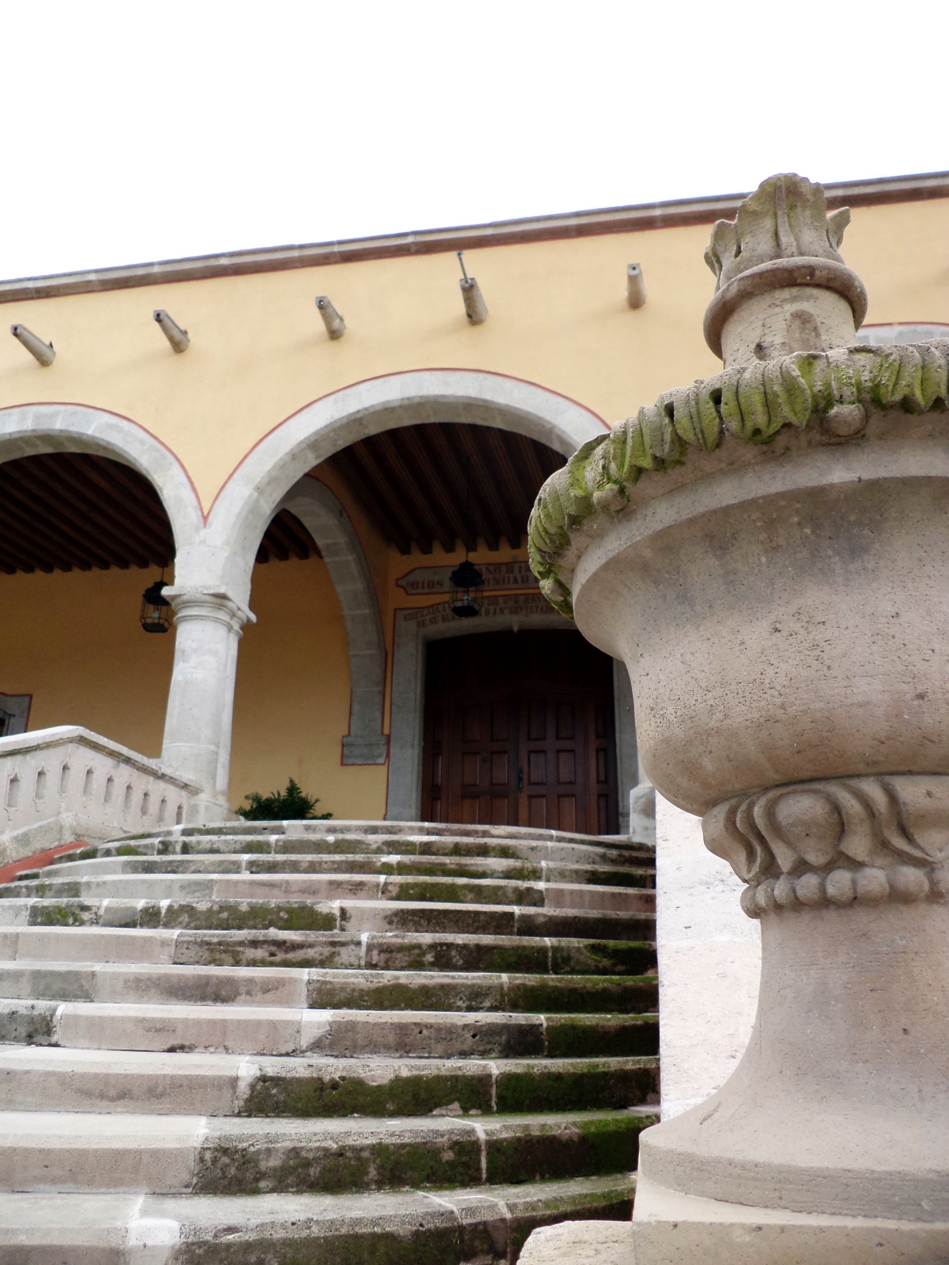 File:Escaleras de la entrada, Casa Principal La Ferrerí - Wikimedia  Commons