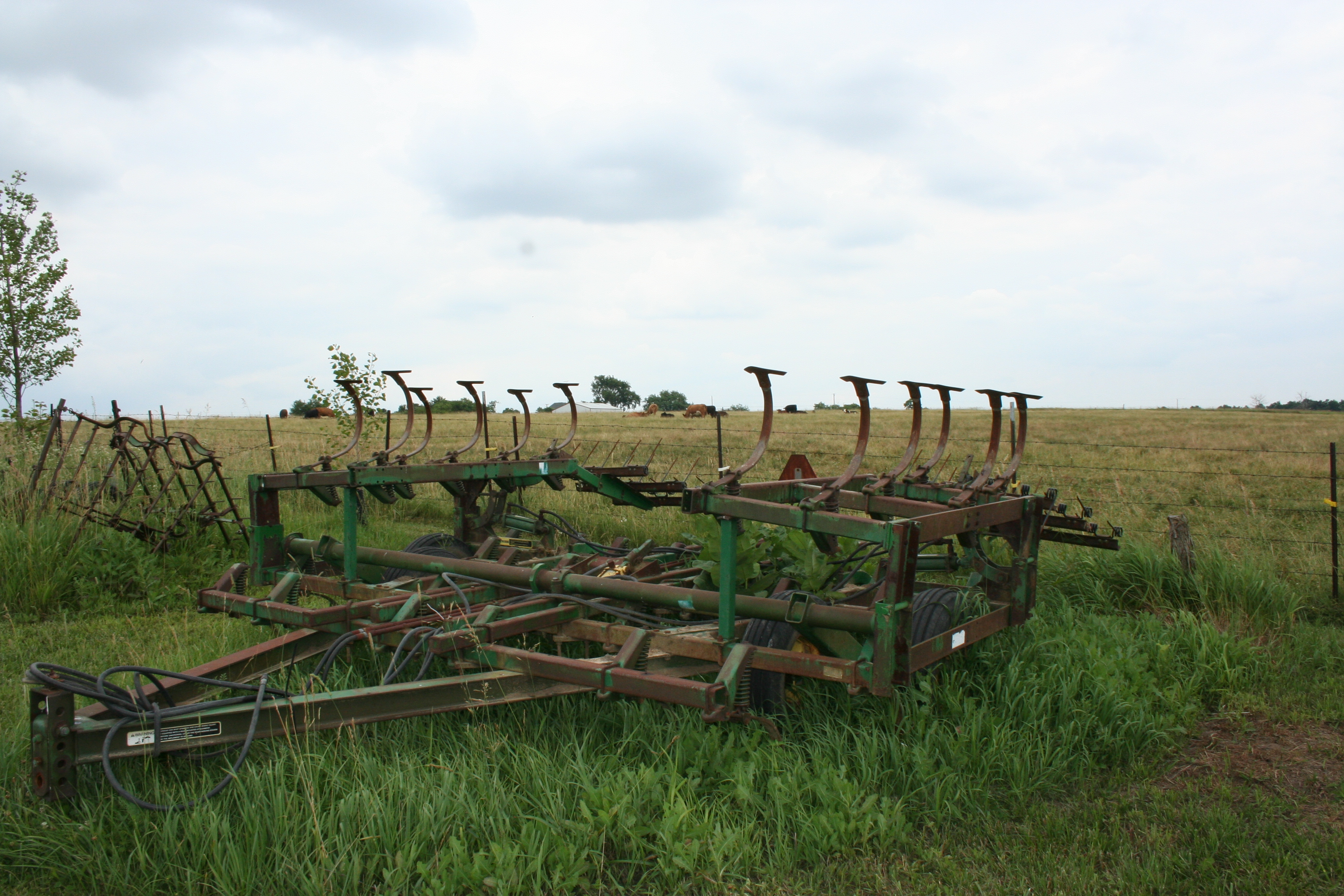 The all knowing cultivator. Культиватор John Deere 980 field Cultivator. Field Cultivator.