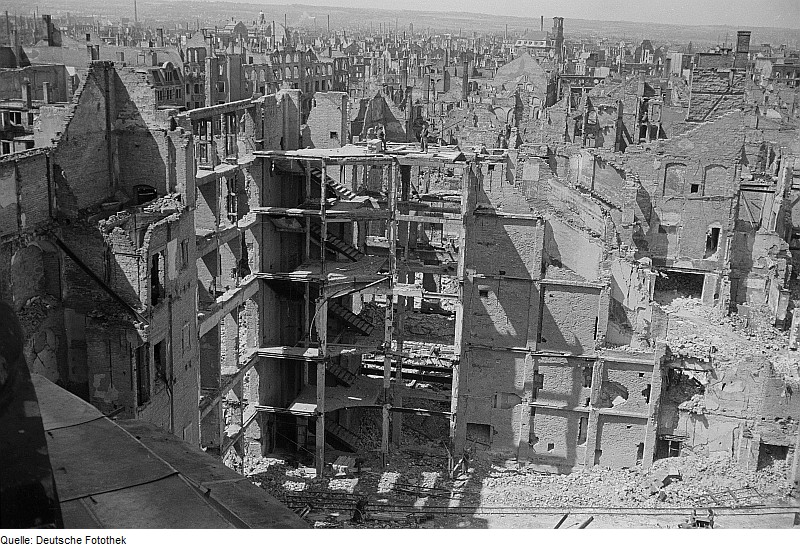 File:Fotothek df roe-neg 0002583 004 Blick zur Annenkirche, Bauarbeiter auf einem zerstörten Gebäude.jpg