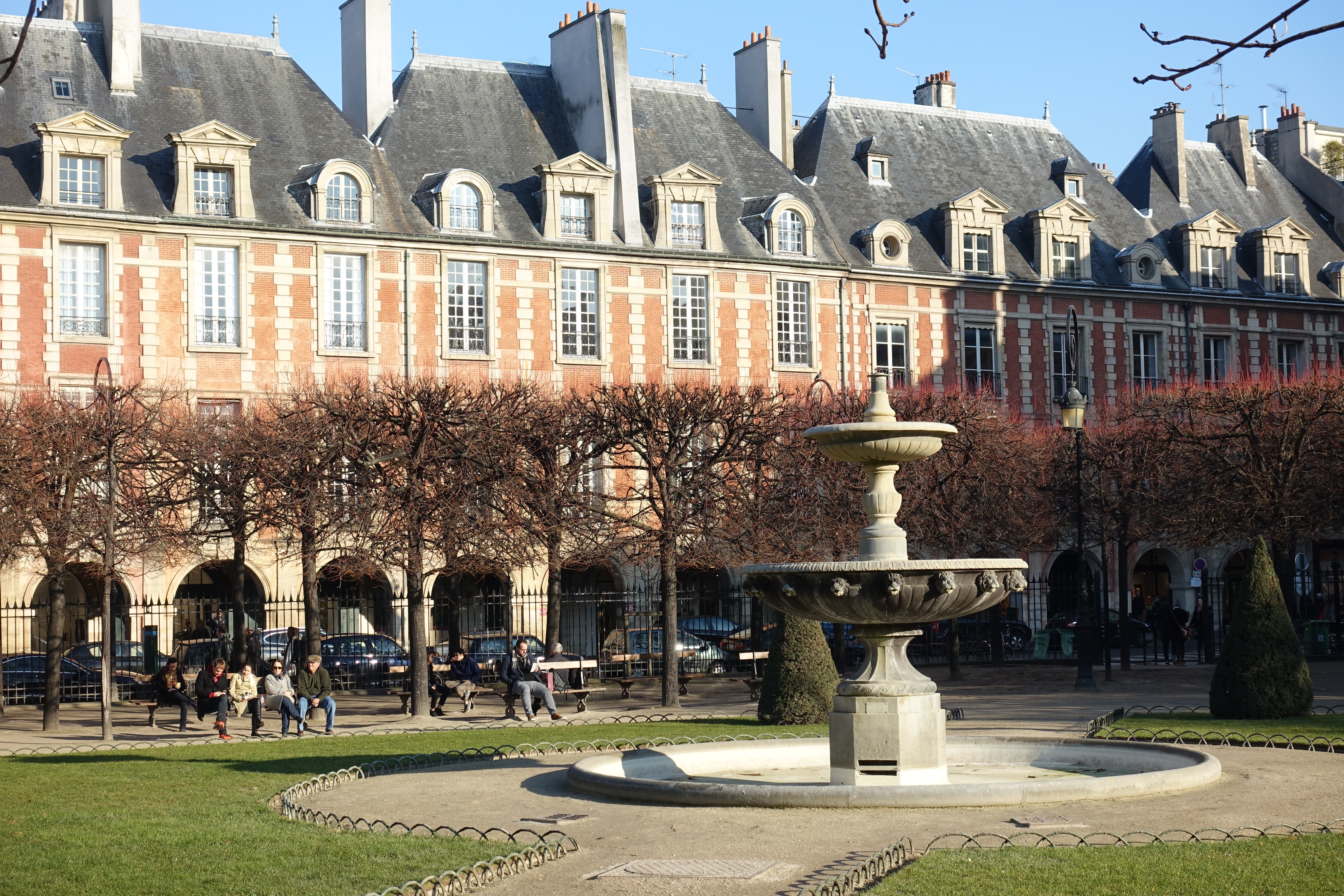 Fountain - Square Louis XIII - Place des Vosges - Marais - Paris