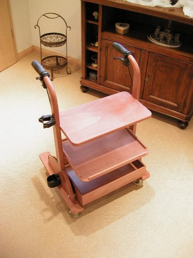 File:Haus-Rollator aus Holz.jpg