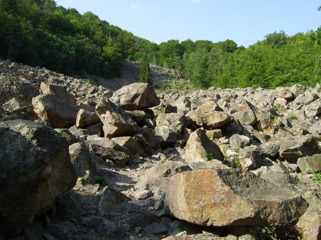 Running stone. Каменная Тяжина. Каменная облава. Тяньшунжань вершина заповедника. Камень для РАН.