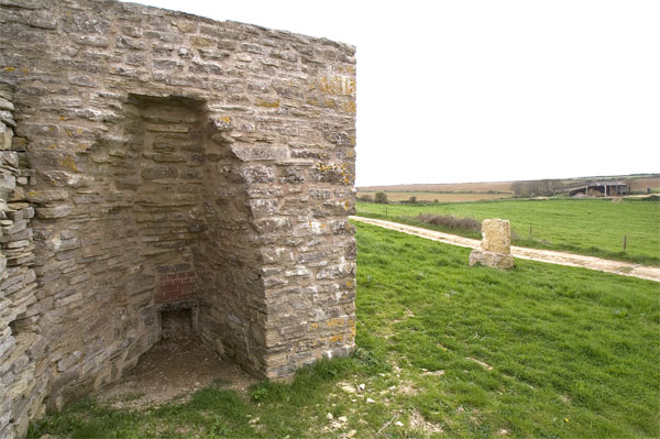 File:Lime kiln at South Barn - geograph.org.uk - 161181.jpg