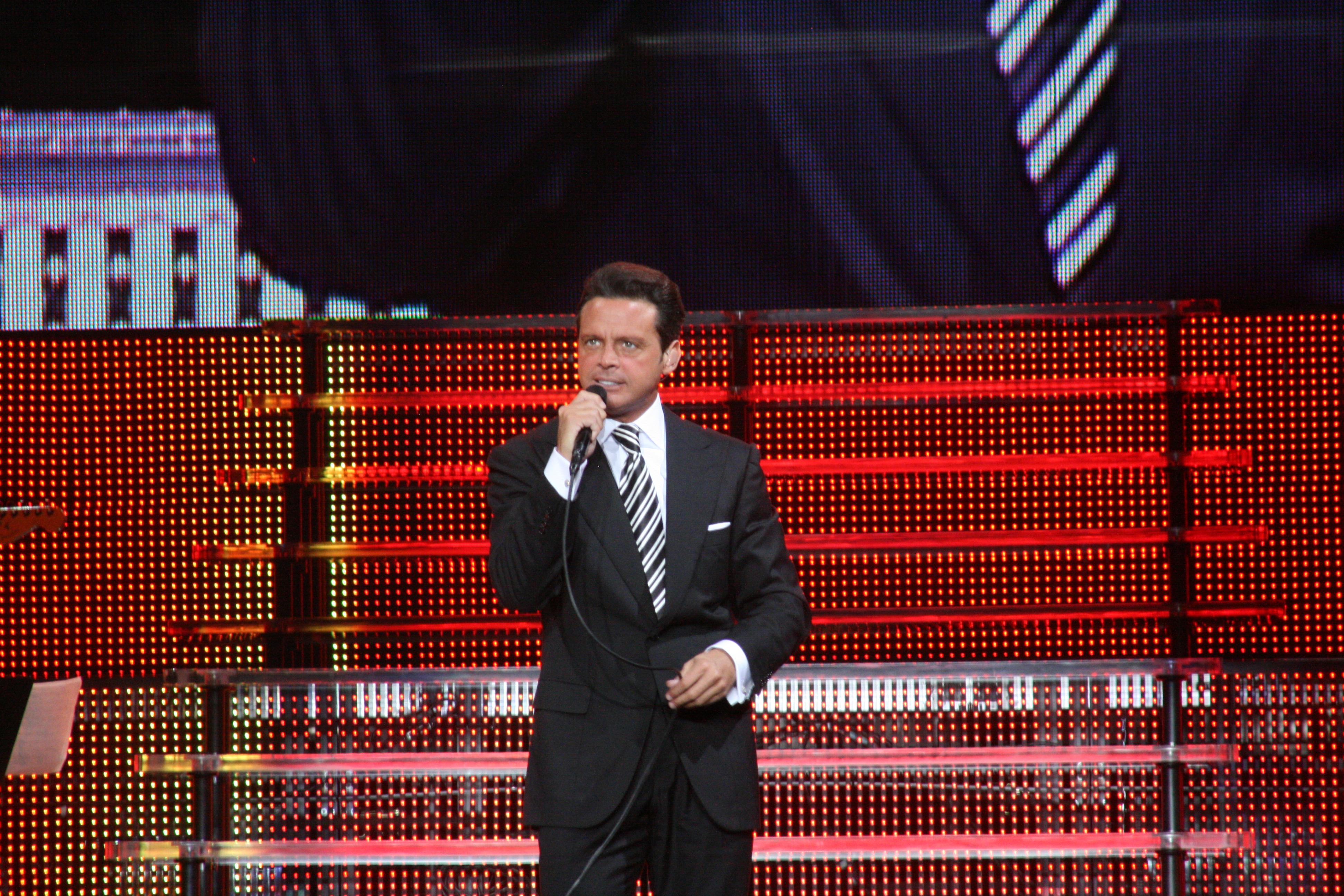 File:Luis Miguel (cropped).jpg - Wikimedia Commons