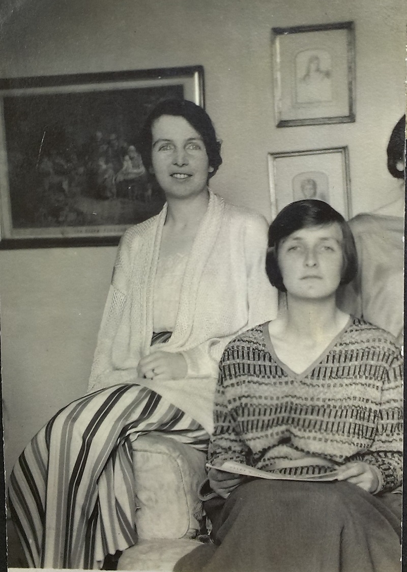 Kate O’Brien (rechts) mit ihrer Schwester Nancy (vor 1918)