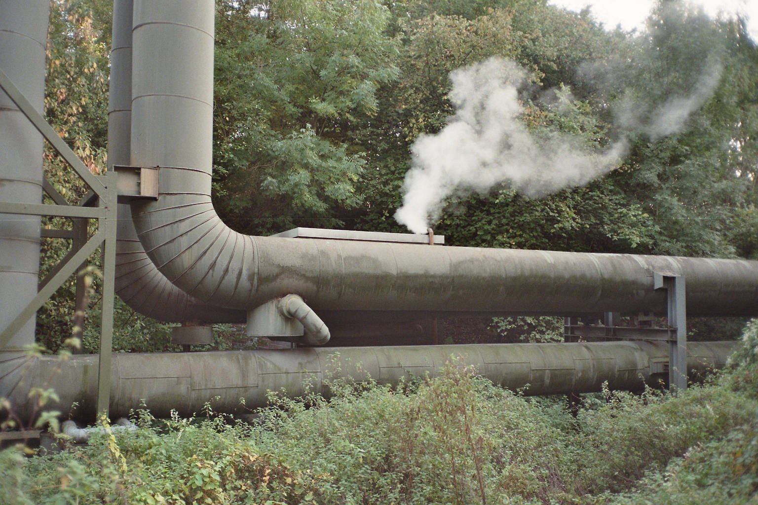 Isoliertes rohr große metallrohre mit kunststoffummantelung auf einer  baustelle moderne rohrleitung zur warmwasser- und heizungsversorgung eines  wohngebiets