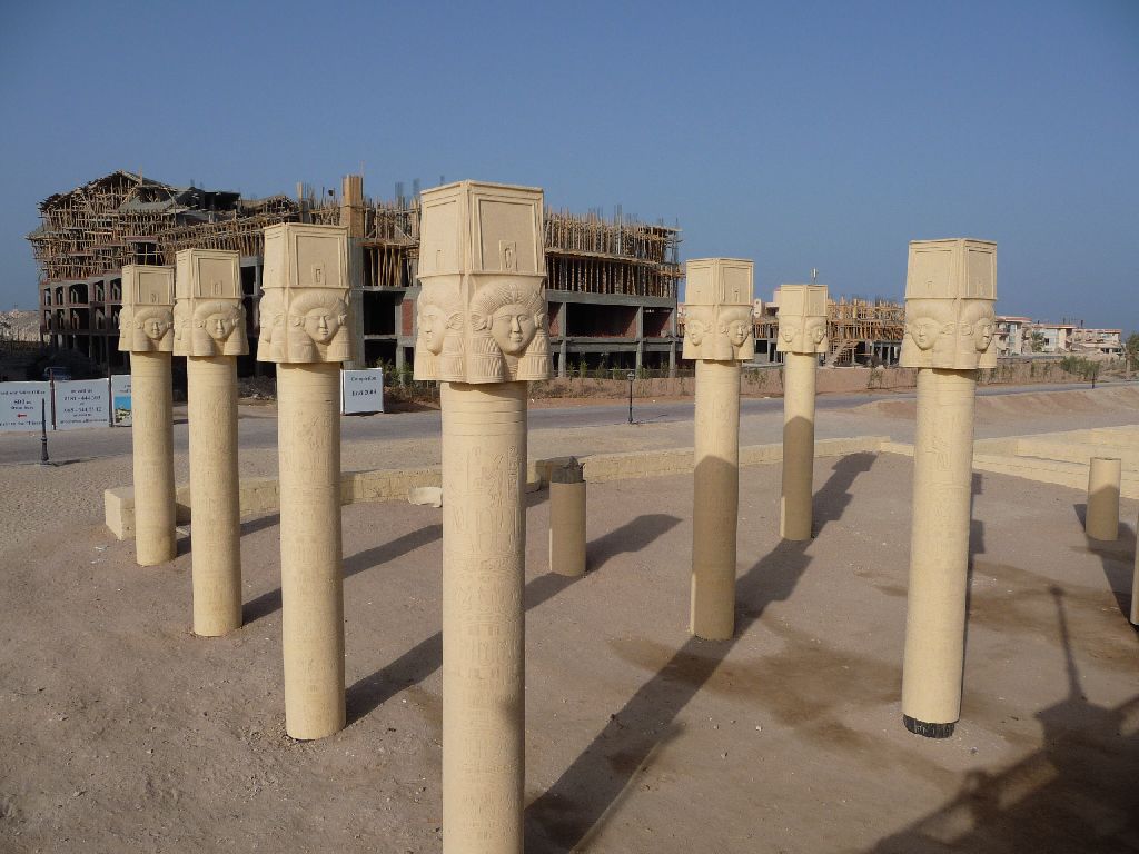 Мин воды египет. Затонувшие колонны Сахл Хашиш. Затонувший город Сахл Хашиш. Пирамиса Сахл Хашиш затонувший город. Сахл Хашиш колонны.