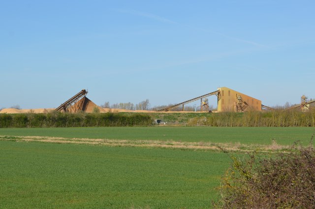 File:Sand and gravel processing site - geograph.org.uk - 5433337.jpg