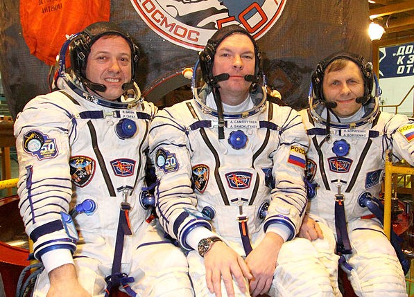 File:Soyuz TMA-21 crew in front of the capsule-2.jpg