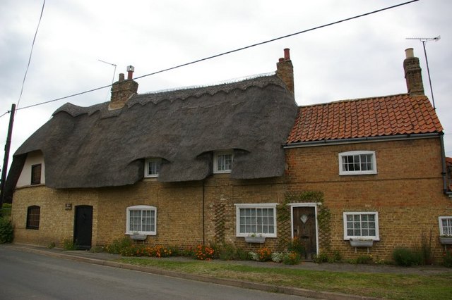 Thatched cottage - geograph.org.uk - 443943