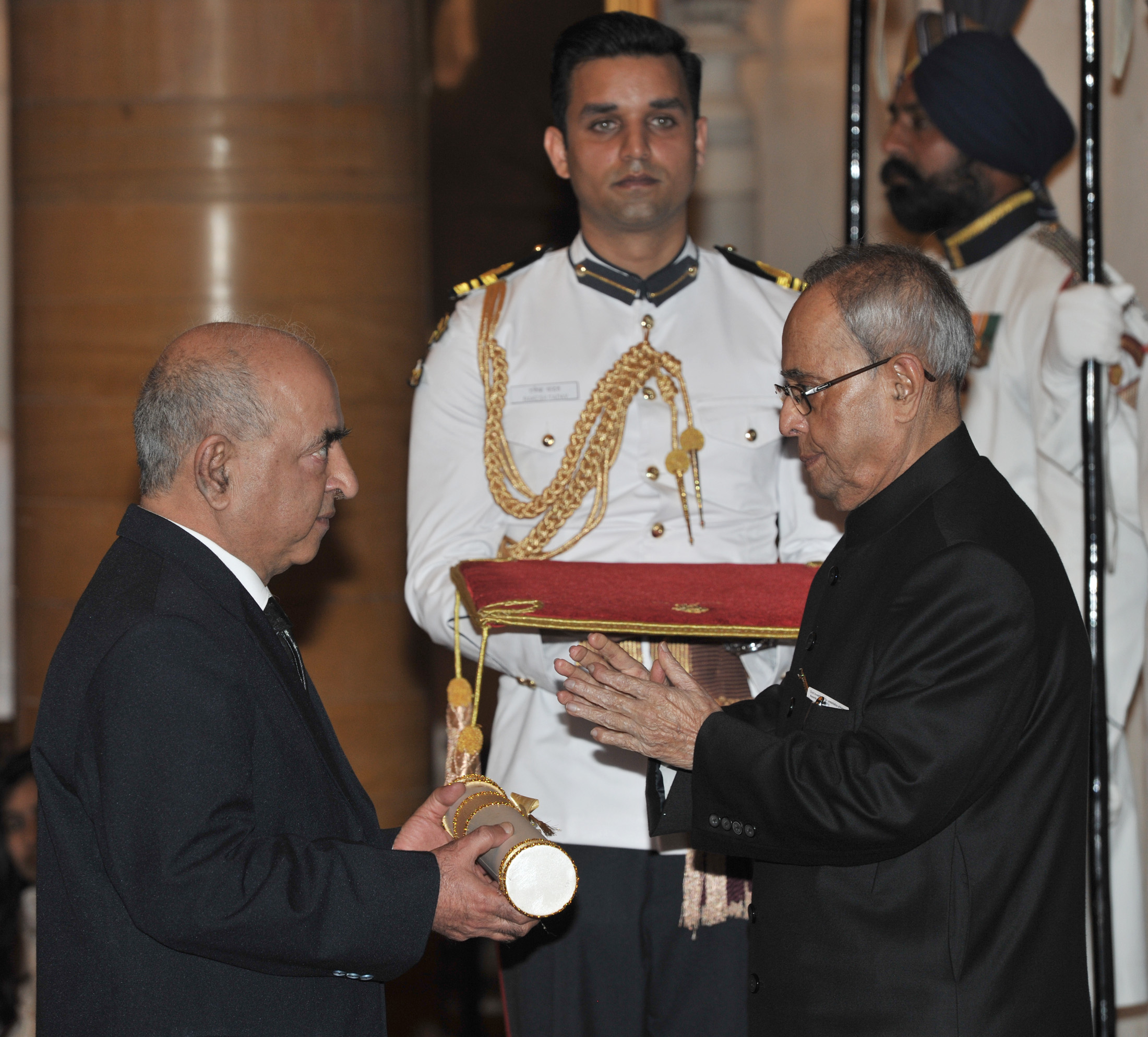 President [[Pranab Mukherjee]] presenting the Padma Shri Award to Yog Raj Sharma in 2015
