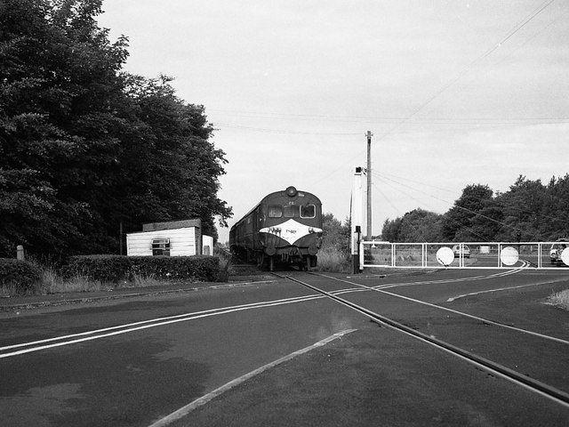 File:Train at Umbra level crossing - geograph.org.uk - 2359996.jpg