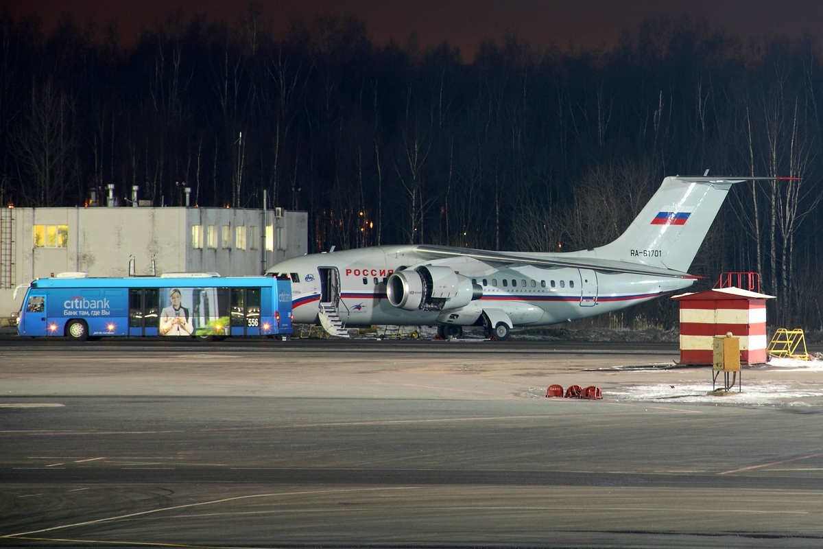 Псков санкт петербург пулково. АН-148 Пулково. АН 148 Россия ra 61701.