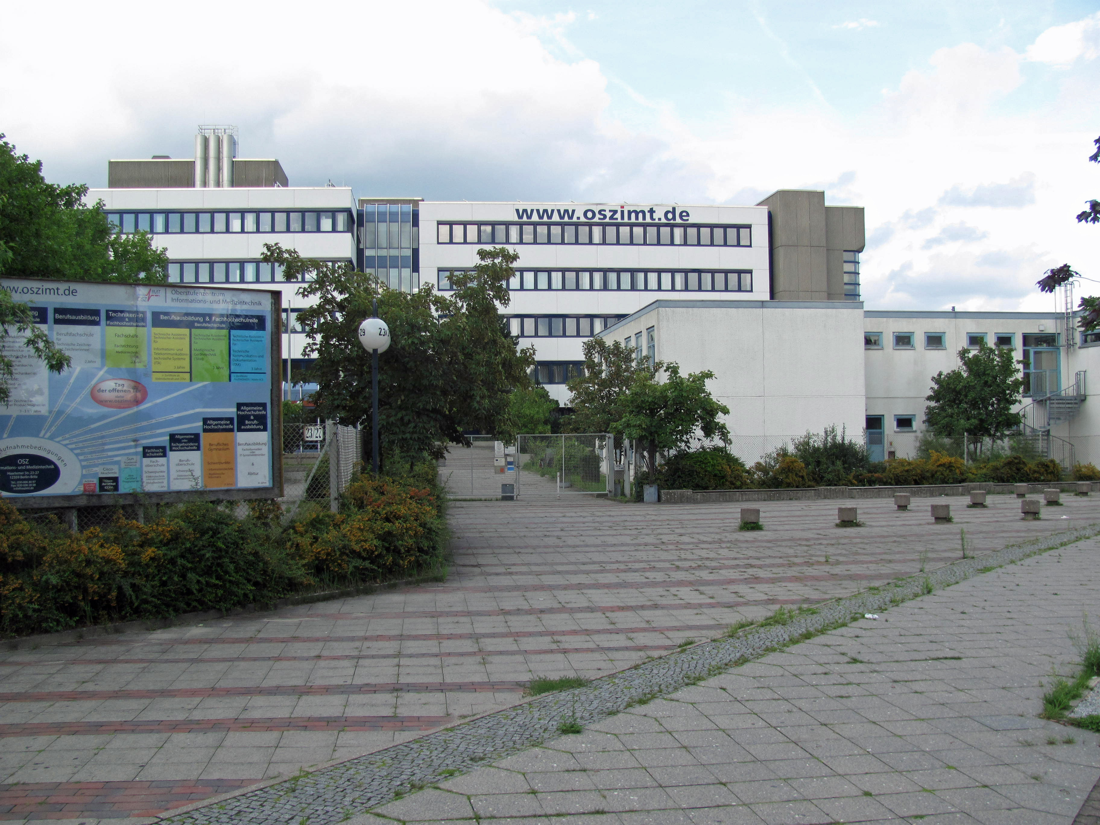 Main entrance from OSZ IMT.