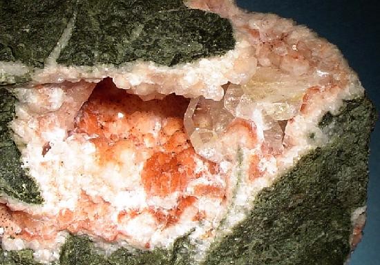 File:Analcime-Apophyllite-140343.jpg