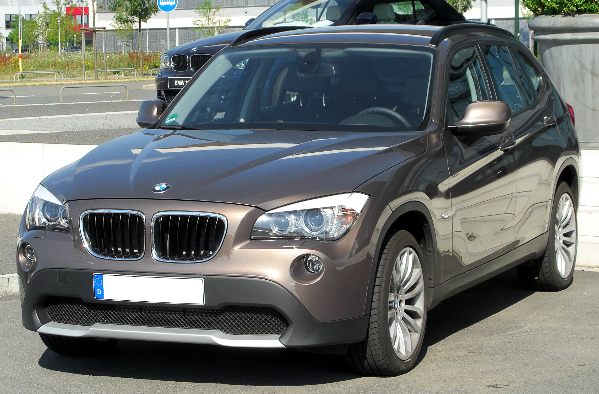 File:BMW X1 (E84, Facelift) – Frontansicht, 2. September 2012,  Düsseldorf.jpg - Wikimedia Commons