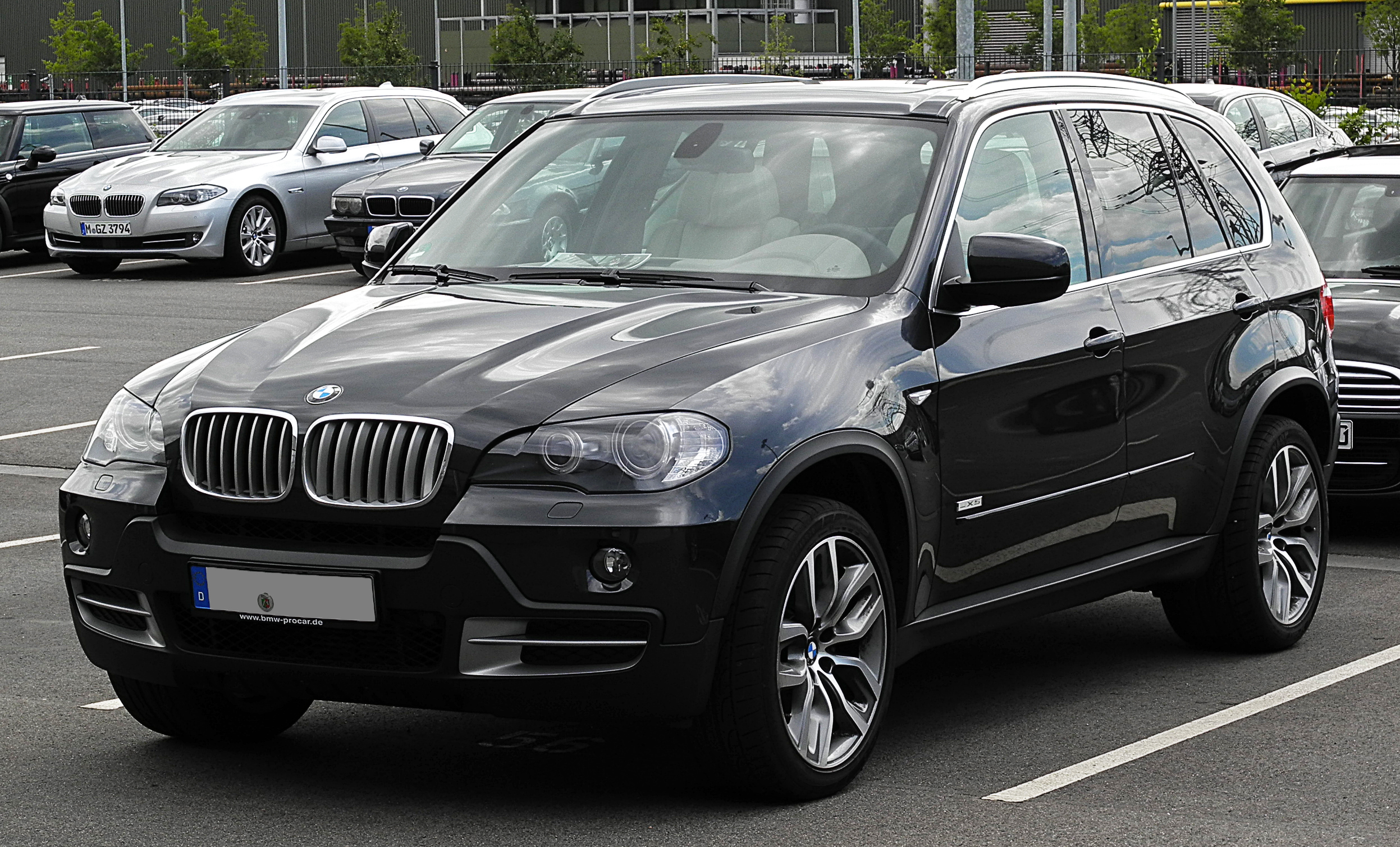 File:BMW X5 Edition 10 Jahre X5 (E70) – Frontansicht, 17. Juli 2011,  Düsseldorf.jpg - Wikimedia Commons