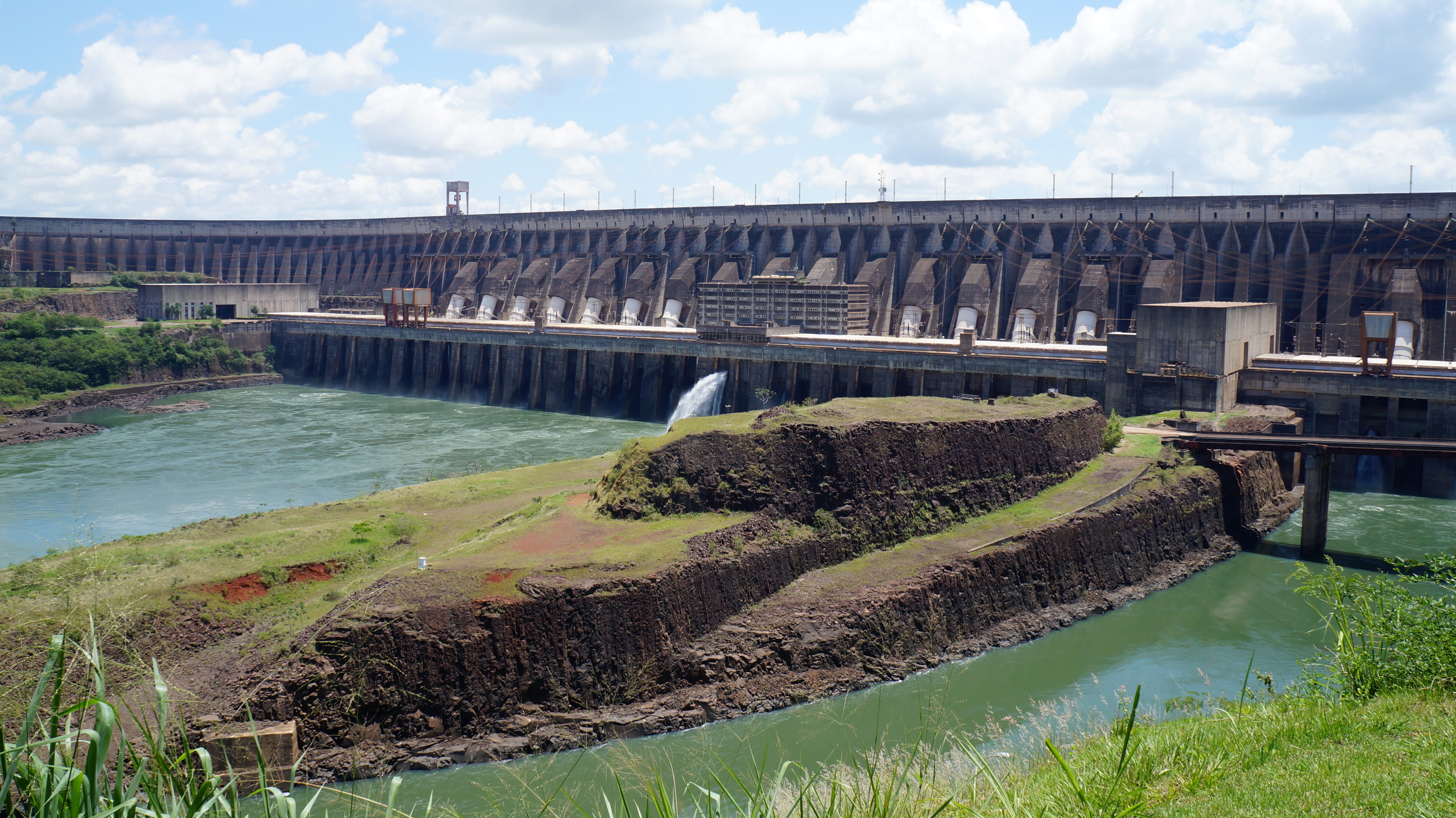 В каком районе самая крупная гэс. Итайпу Бразилия ГЭС. Плотина Итайпу в Парагвай. Плотина Итайпу в Бразилии. Гидроэлектростанция Итайпу.
