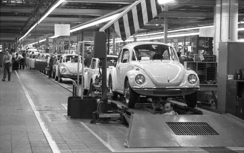 File:Bundesarchiv B 145 Bild-F038788-0006, Wolfsburg, VW Autowerk, Käfer.jpg