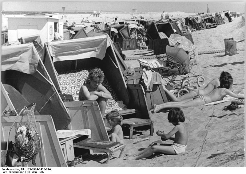 File:Bundesarchiv Bild 183-1984-0430-014, Warnemünde, Urlauber in Strandkörben.jpg