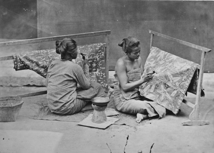 File:COLLECTIE TROPENMUSEUM Studioportret van twee Javaanse batiksters TMnr 60027241.jpg