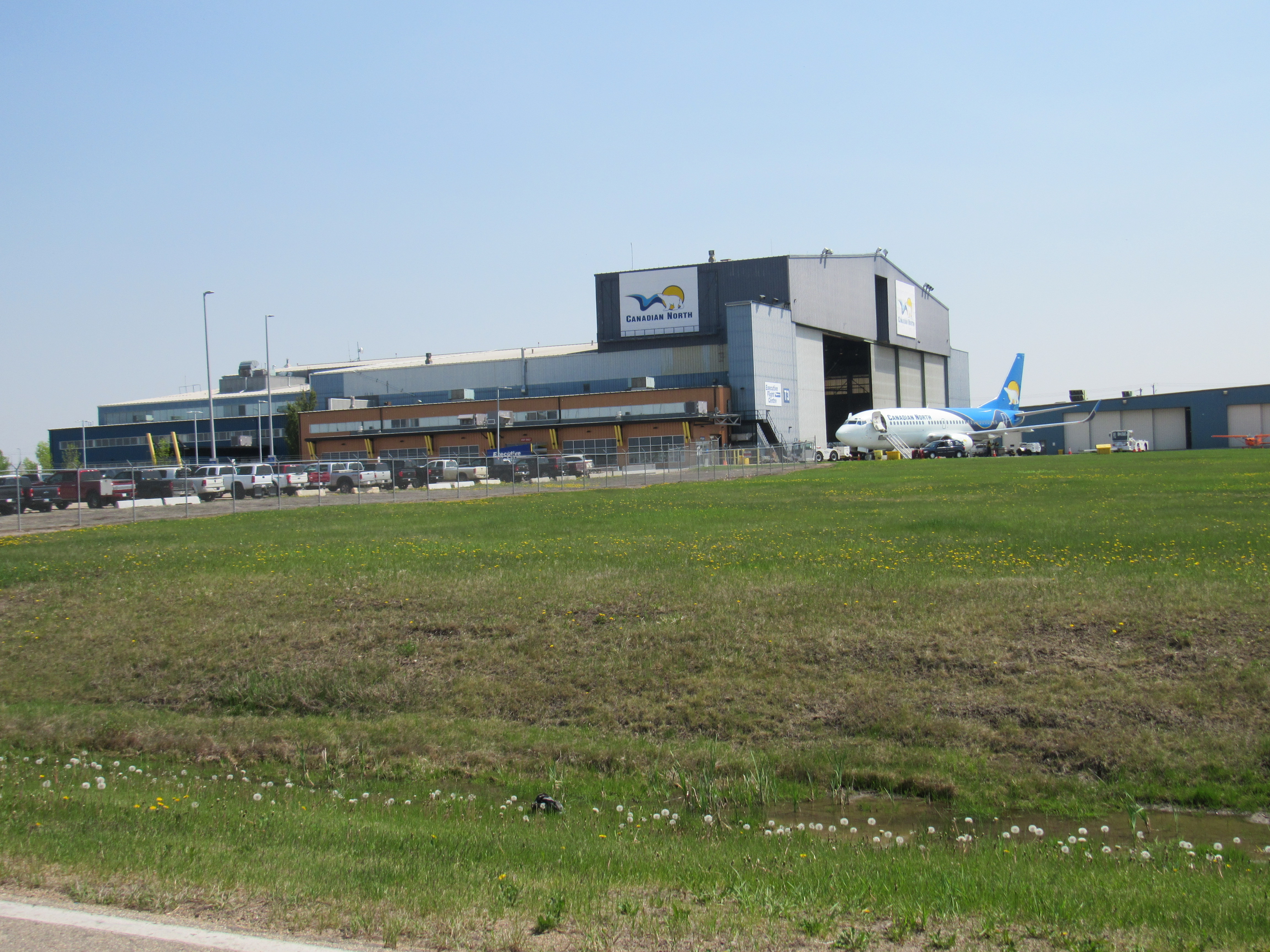 File Canadian North Hangar at EFC T3 Edmonton.jpg Wikipedia