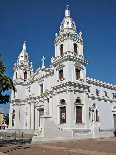 File:Catedral Nuestra Señora de Guadalupe, Plaza Las Delicias, Ponce, Puerto Rico, mirando al noreste (Ponce002).jpg