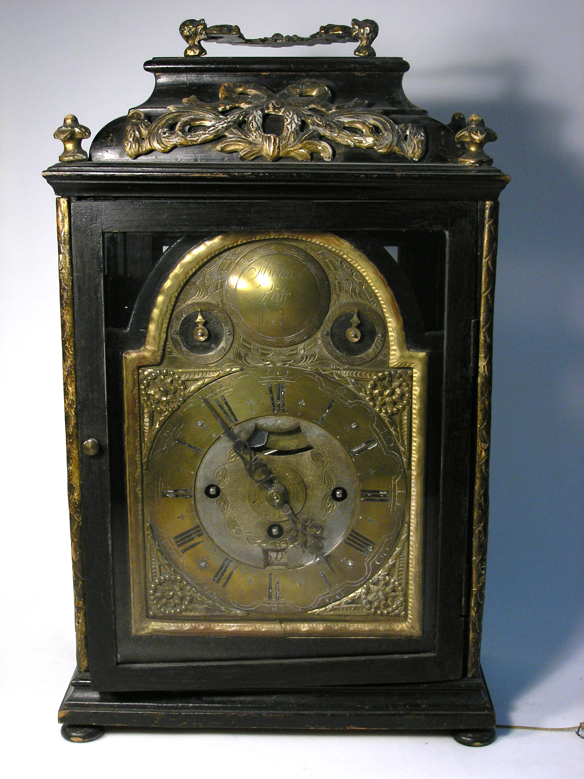 Bracket clock. 15 Век часы-змея.