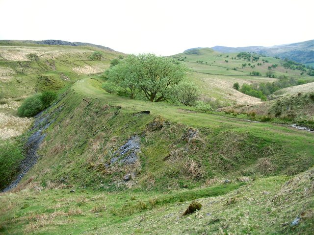 File:Dismantled railway crosses Nant Byfre - geograph.org.uk - 416474.jpg