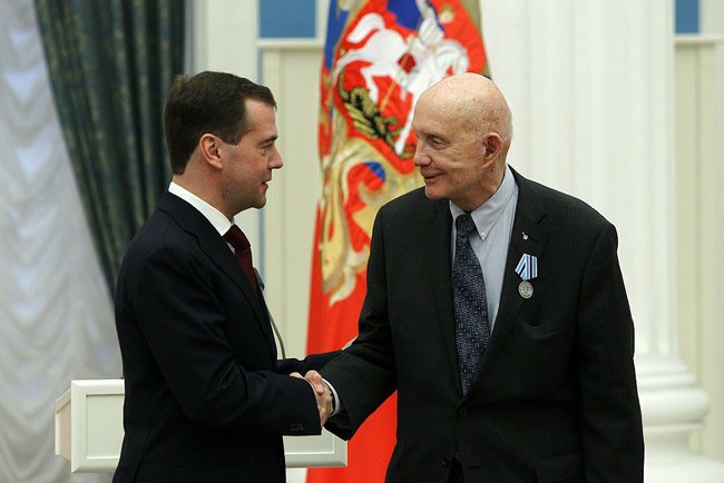 File:Dmitry Medvedev 12 April 2011-16.jpeg