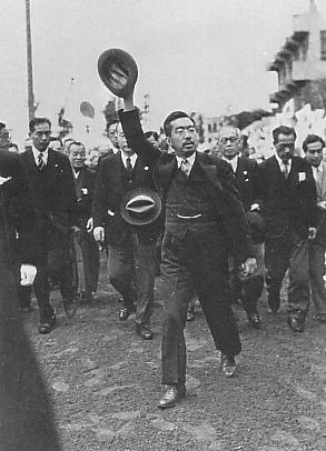 ファイル:Emperor Showa visit to Kurume in 1949.JPG - Wikipedia