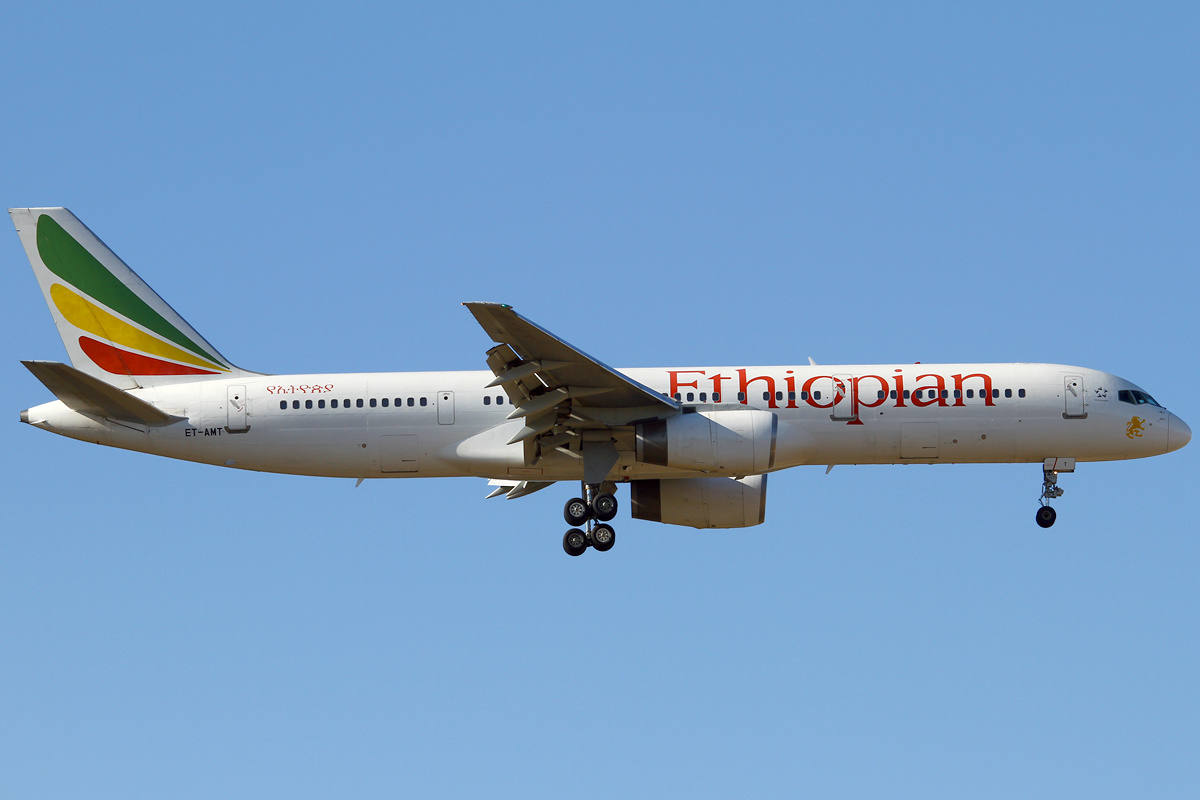 Ethiopian airlines отзывы. Boeing 757-200 Ethiopian Airlines. Boeing 777-200lr Ethiopian Airlines. Boeing 757-200 азербайджанских бизнес. Air China 757.