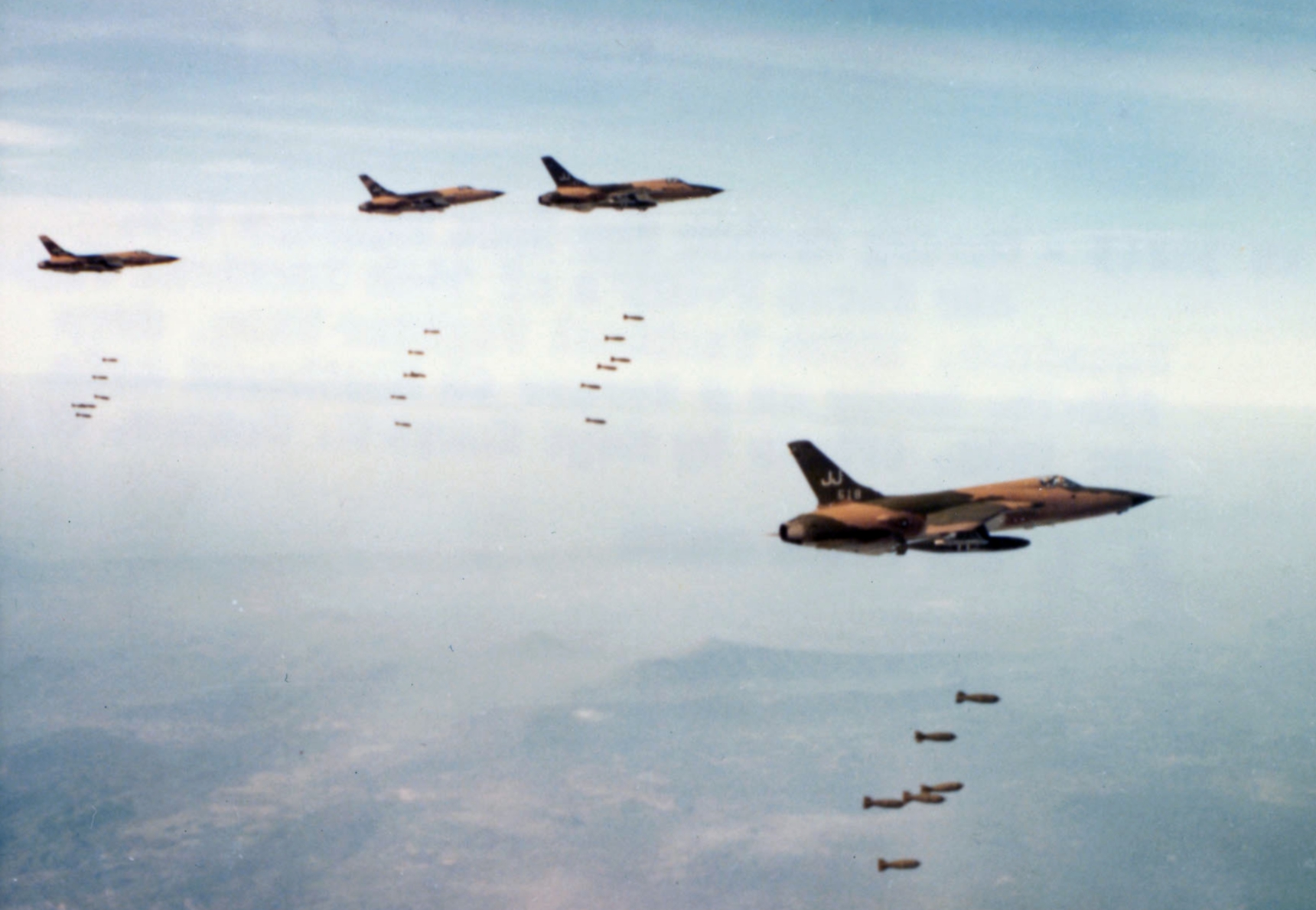 F-105Ds_34th_TFS_drop_bombs_on_Vietnam.jpg