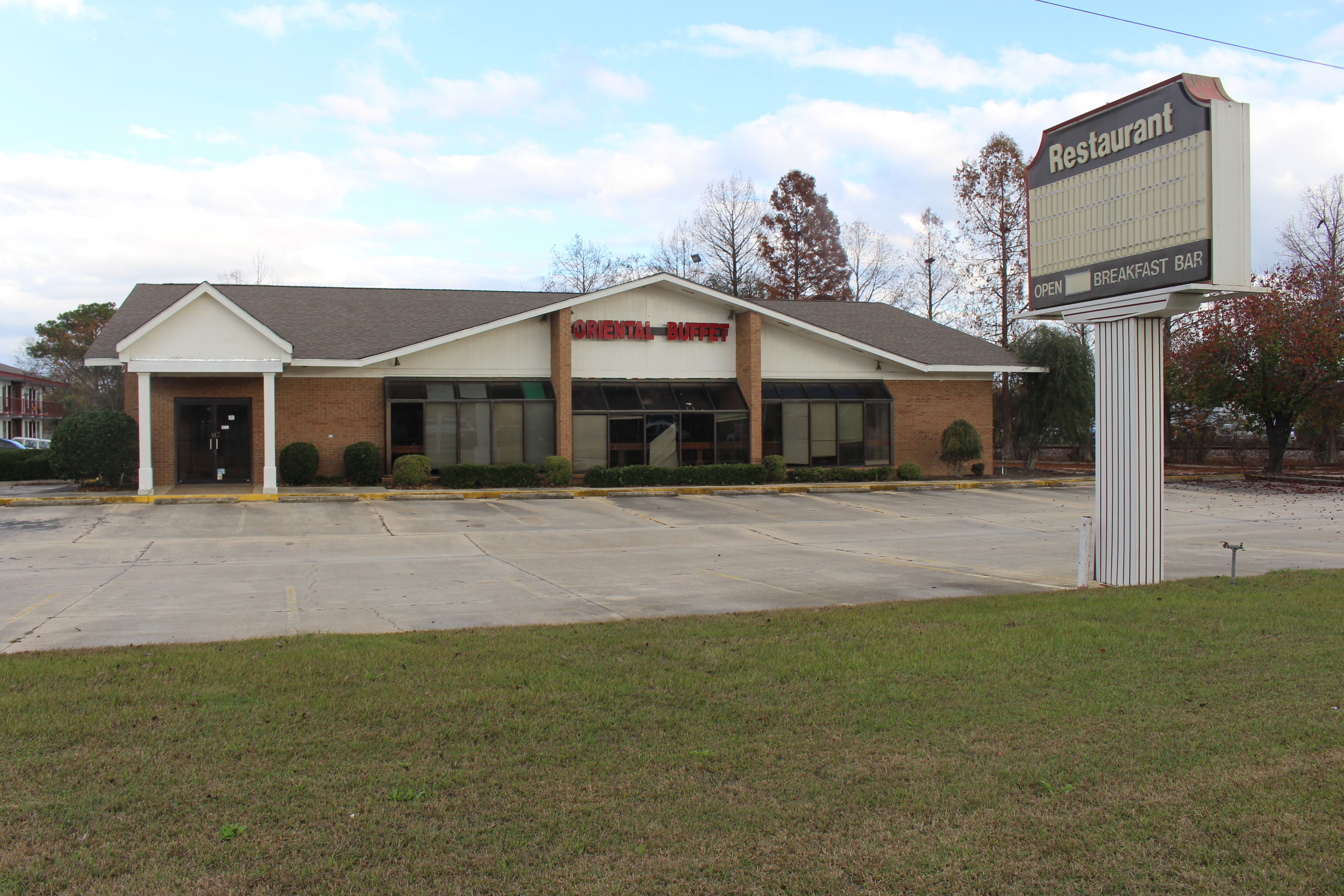 Former Shoney's restaurant, currently unoccupied, Thomasville.jpg. 