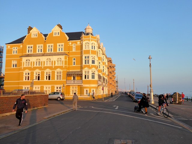 File:King's Esplanade, Hove - geograph.org.uk - 6074793.jpg