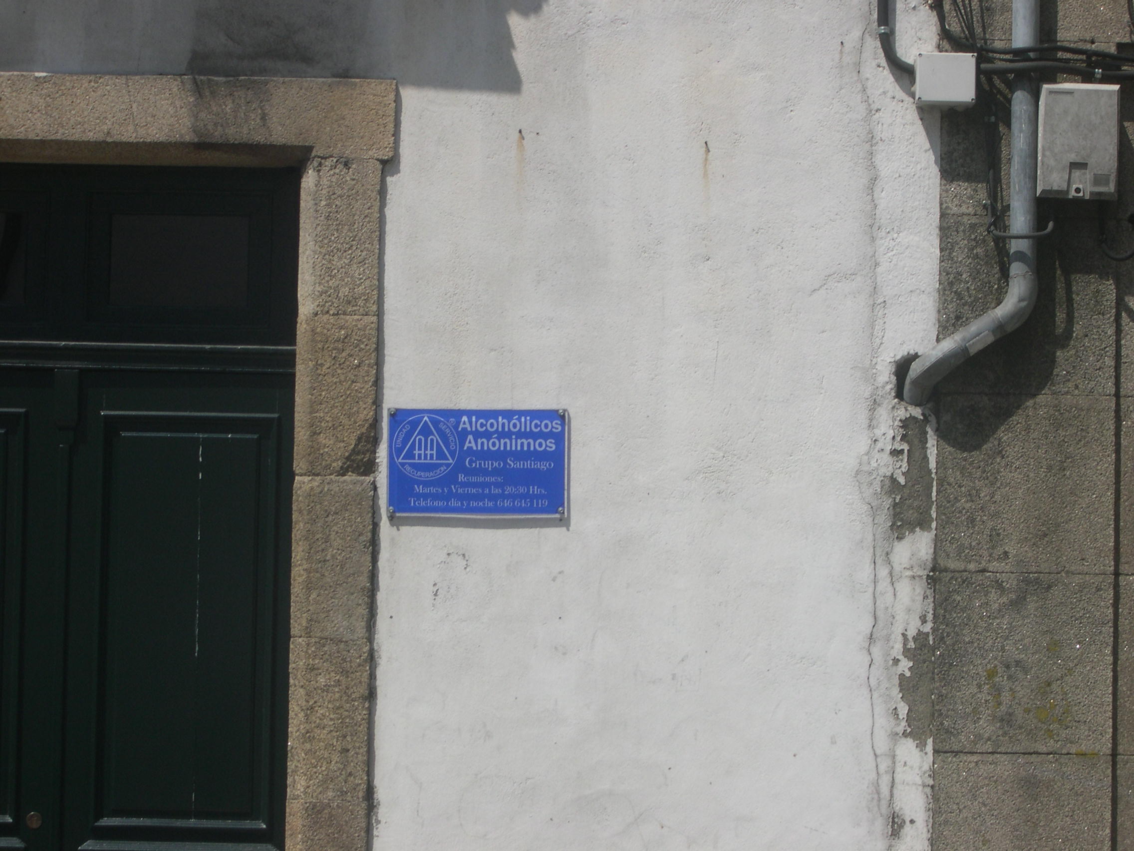 Entrada al local de Alcohólicos Anónimos en [[Santiago de Compostela