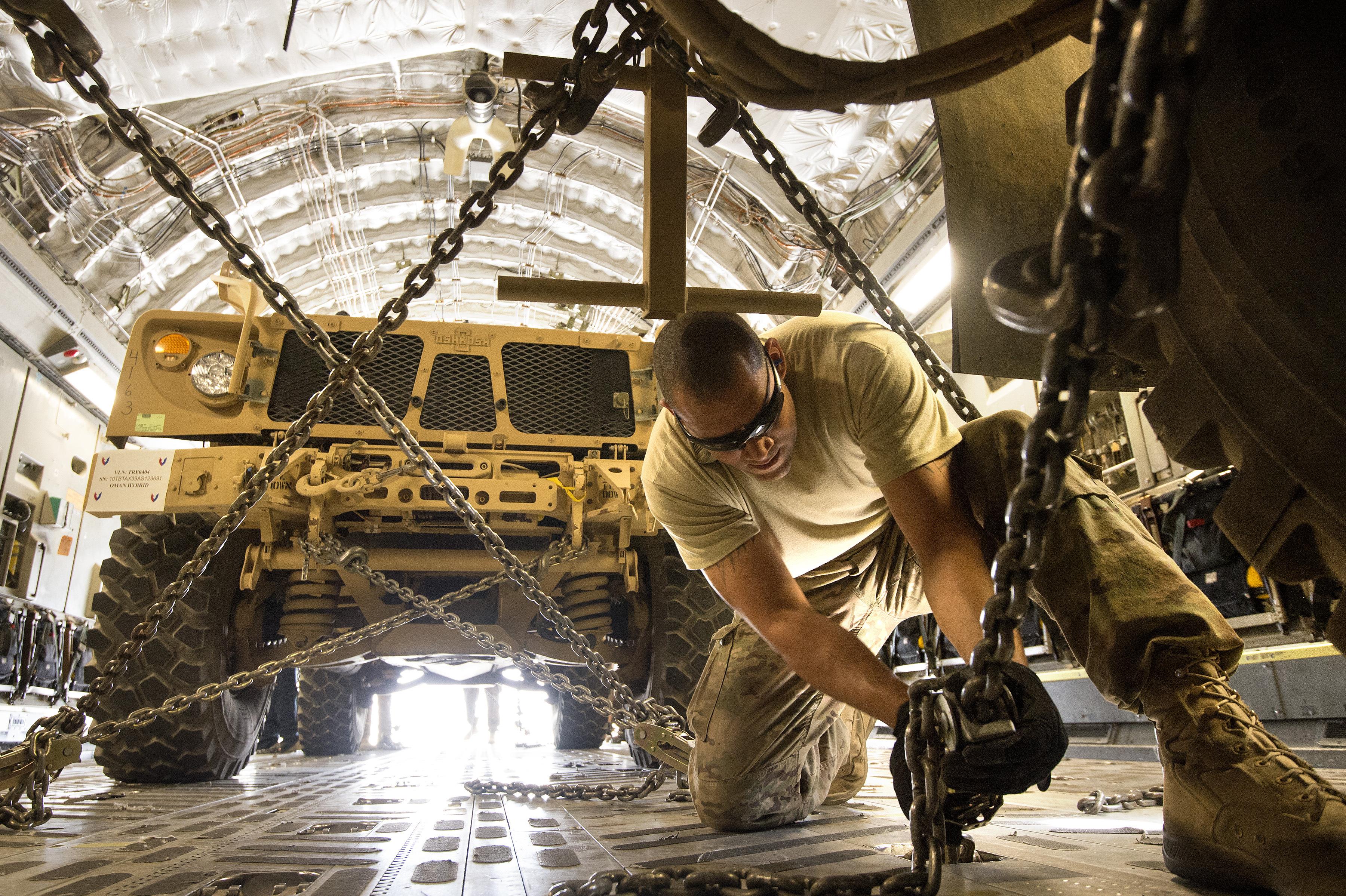 Тяжелый использовать. Oshkosh tak-4 independent Suspension System. Физически тяжелая работа. Тяжелый труд фото. Тяжелые картинки.