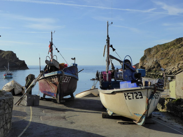 File:Lulworth Cove Dorset - geograph.org.uk - 4939927.jpg