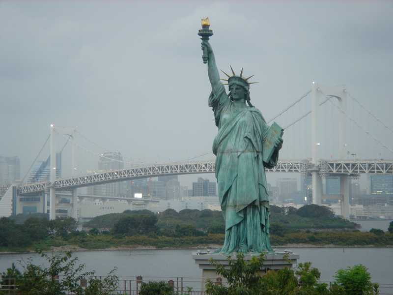 Статуя свободы в японии