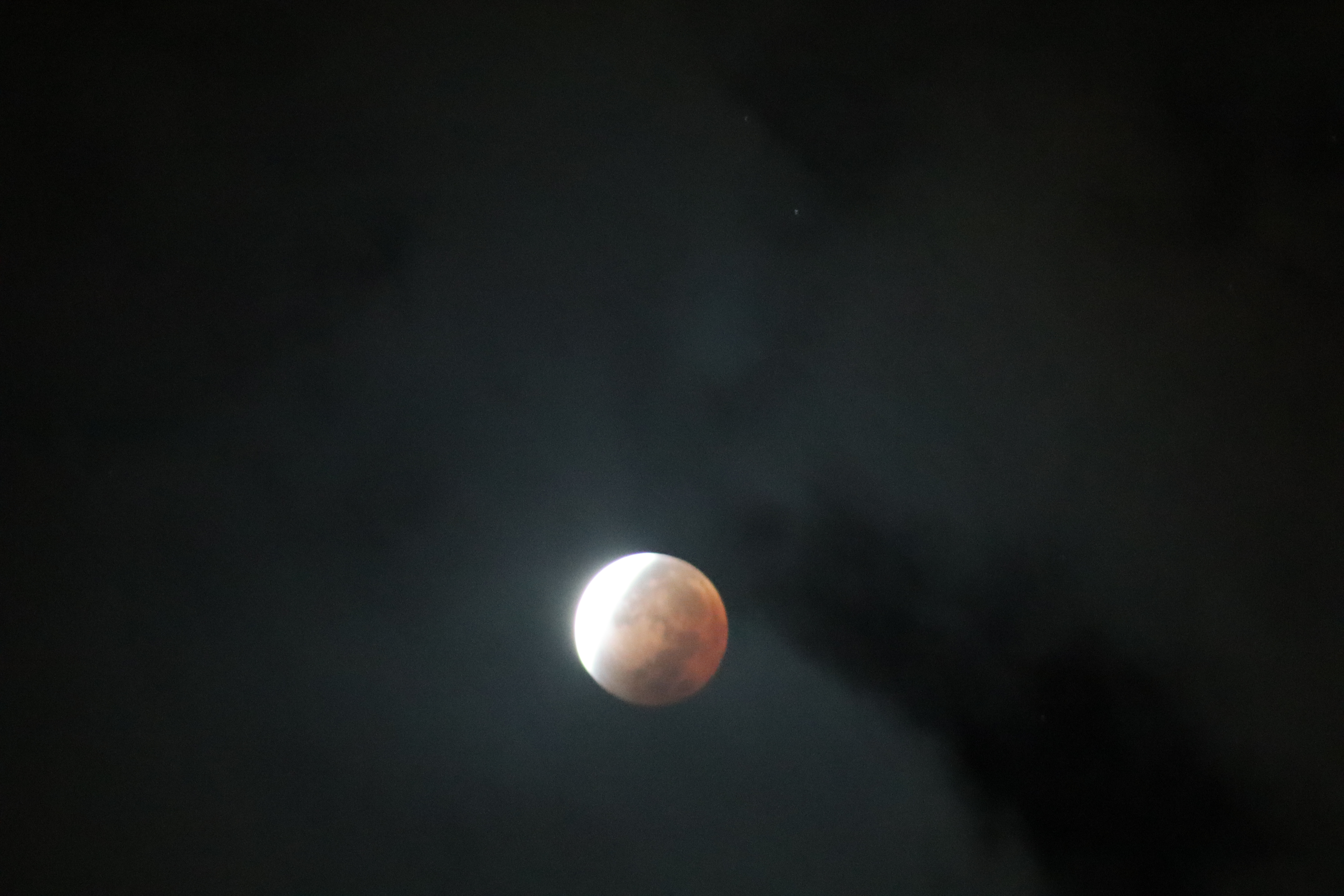 Солнечное затмение в калининграде. Eclipse 19гв. Лунное затмение 5 мая. Мем лунное затмение, солнечное затмение, апокалипсис. Смайлик лунное затмение.