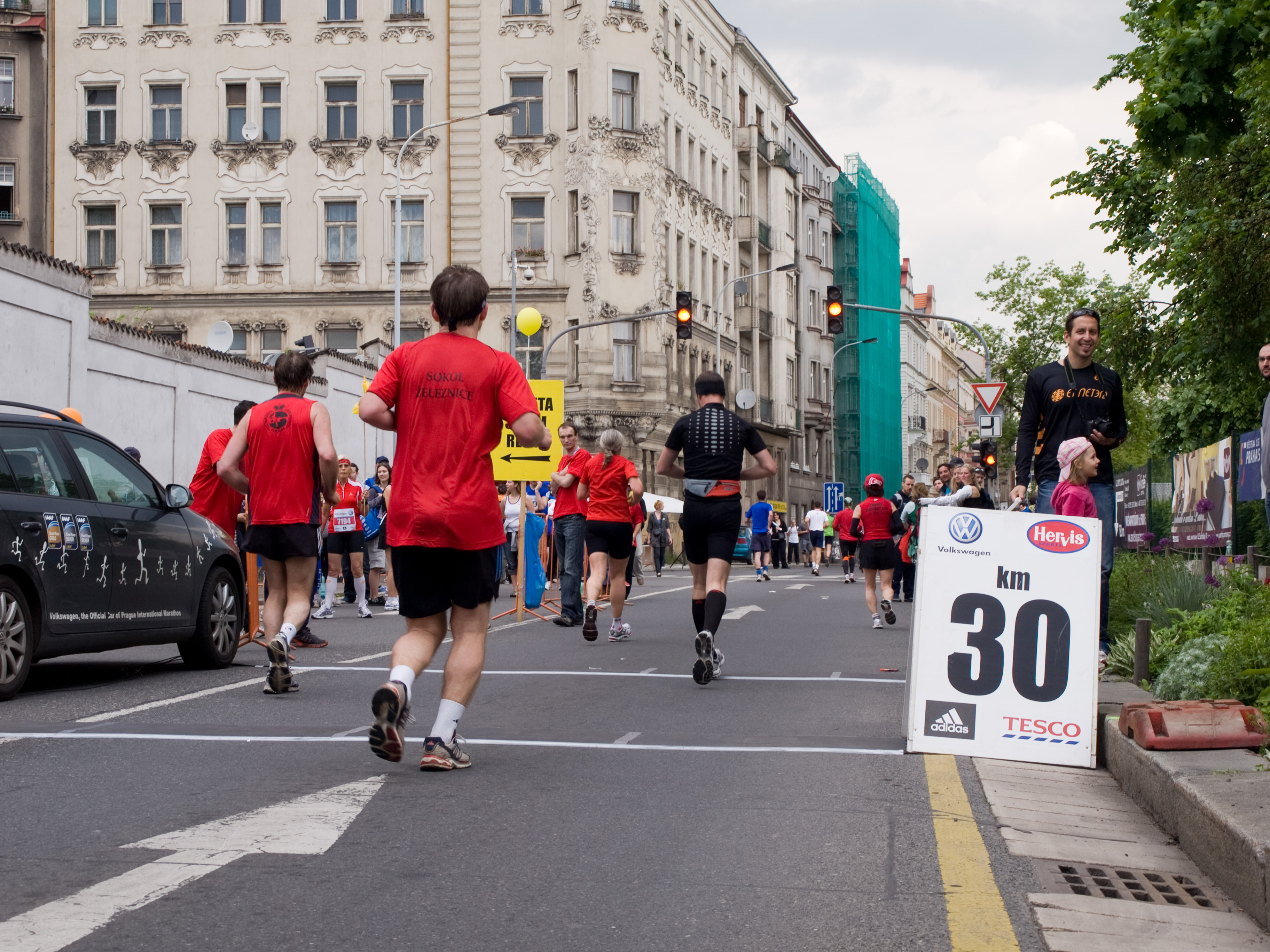 Европа спорт. Спорт в Праге. Люди в европейских столицах. Ле Прага спорт. Марафон ноутбук.