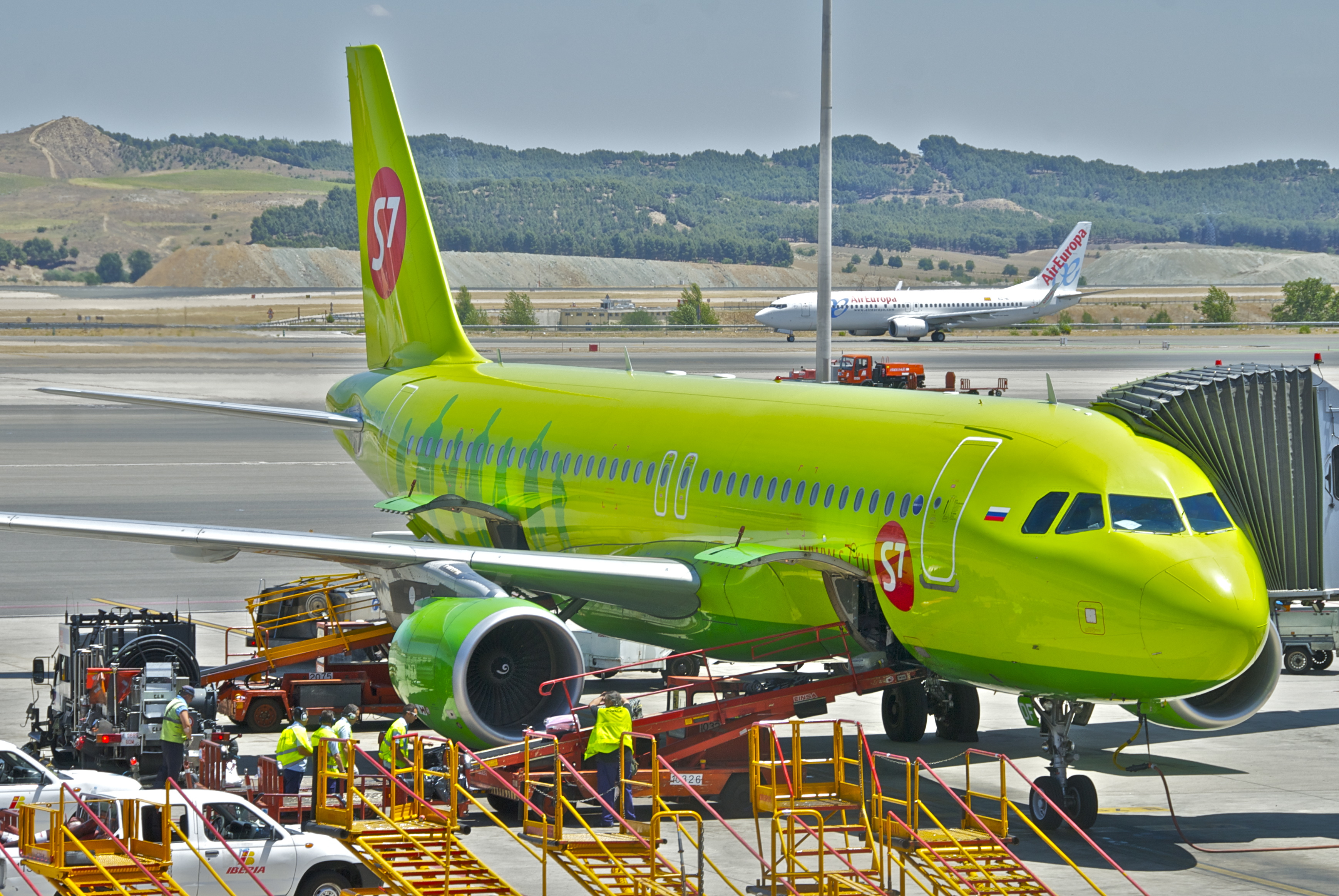 Авиарейсы s7. Airbus a320 s7. Самолёты авиакомпании s7 Airlines. Airbus a320 s7 Домодедово. Салатовый самолет s7.