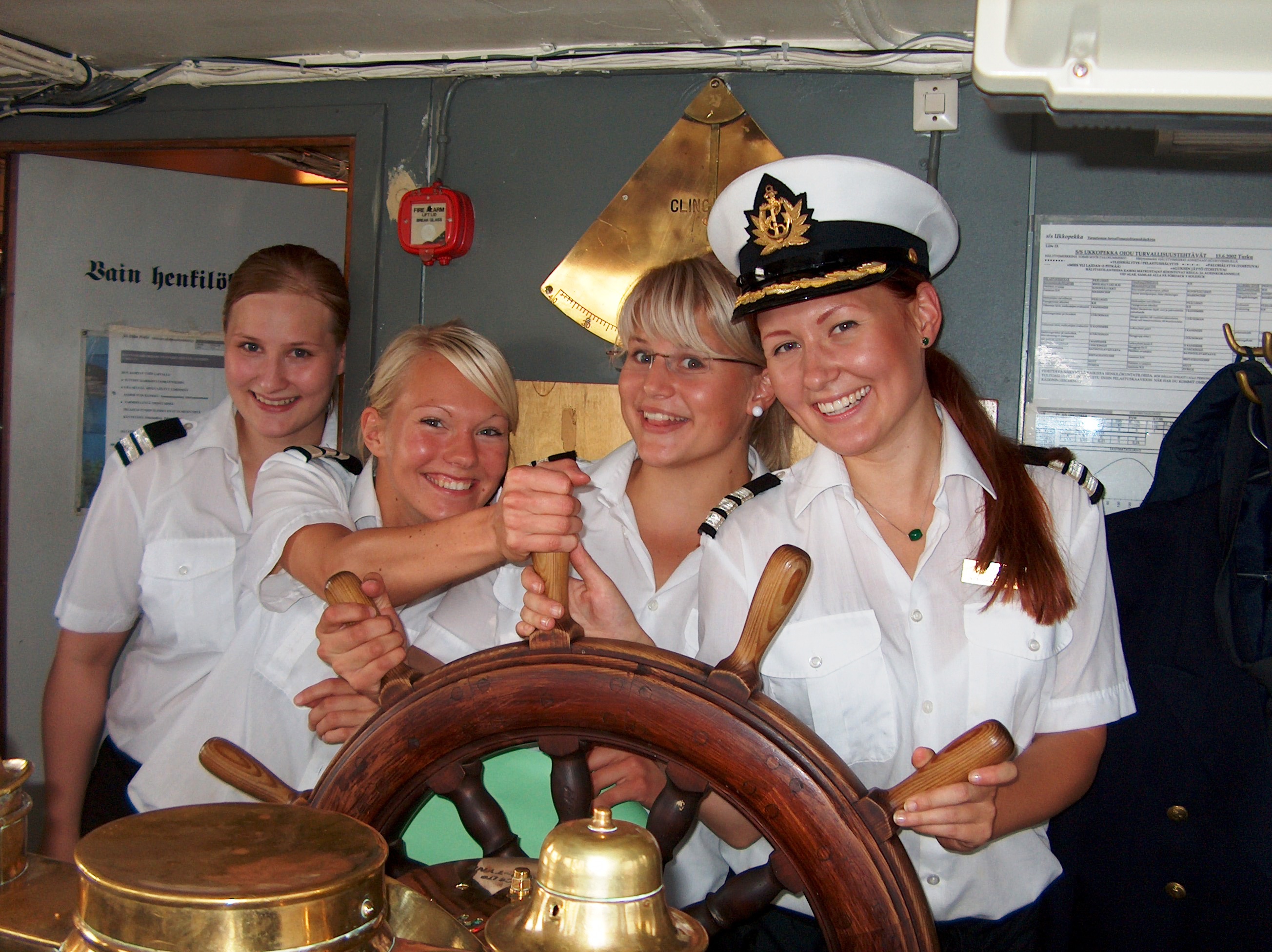 Ship's crew. Карин Стар-Йансон Капитан дальнего плавания. Женщина на корабле. Моряки на корабле. Капитан корабля.