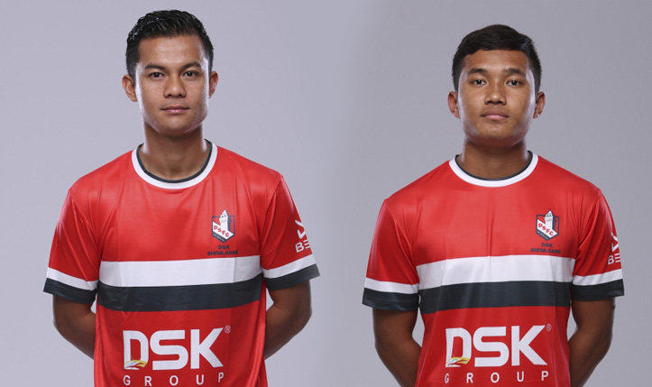 File:Sanju Pradhan and Jerry Lalrinzuala in the home kit of DSK Shivajians in March 2016, photographed in Pune, Maharashtra.jpg