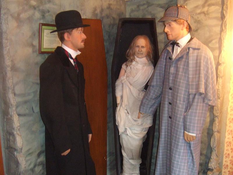 Восхититесь восковыми Шерлоком Холмсом и Доктором Ватсоном, воплощающими уникальный дуэт детективов.
