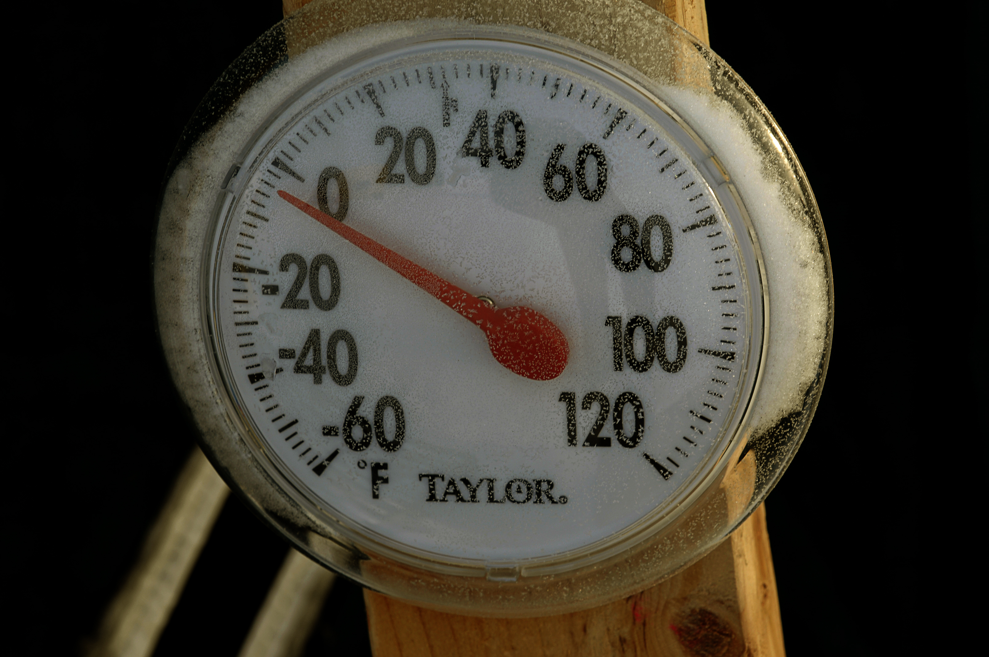 https://upload.wikimedia.org/wikipedia/commons/a/a3/US_Navy_070317-N-3642E-379_During_the_warmest_part_of_the_day%2C_a_thermometer_outside_of_the_Applied_Physics_Laboratory_Ice_Station%27s_%28APLIS%29_mess_tent_still_does_not_break_out_of_the_sub-freezing_temperatures.jpg