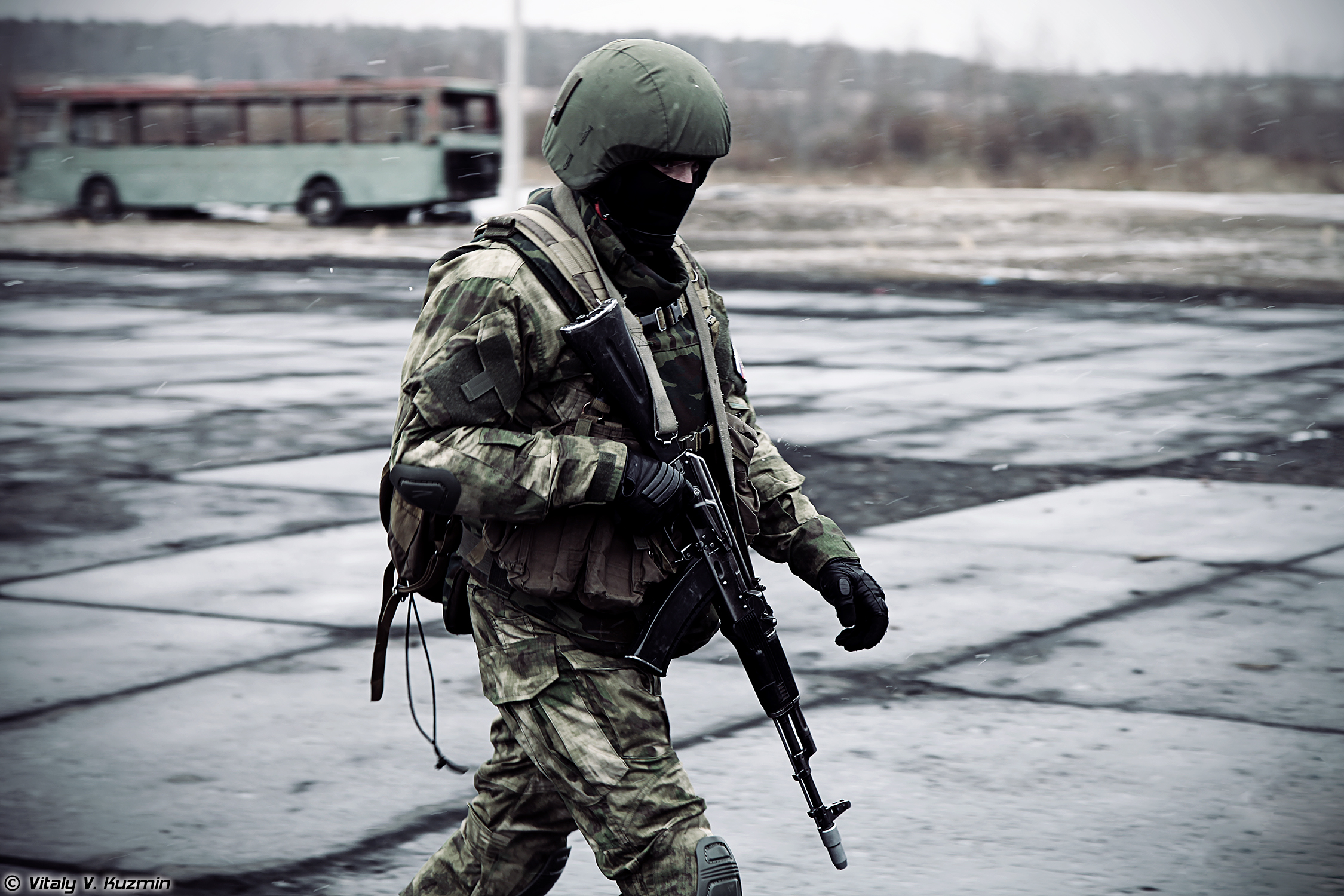 Российский солдат в маске